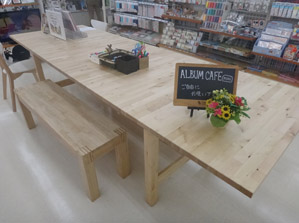 写真１店内のテーブルとベンチ