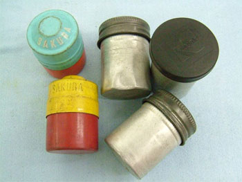 古い時代のフィルム缶～鉄製のSAKURA缶・蓋がプラスティクになったコダックのアルミ缶