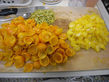 金柑ジャム作り２：半分に切り、種と実を分ける