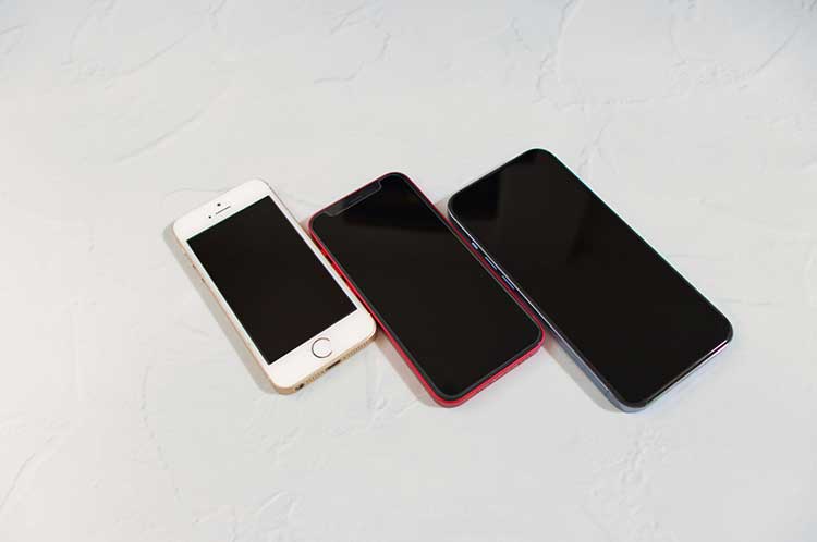 3台のさまざまな世代のiPhone