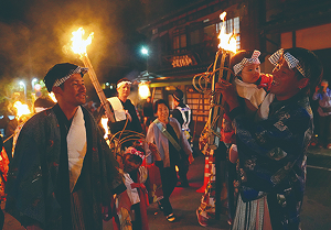 ７ 祭り・イベント 踊り、火祭り、祭りの準備、冬の花火 など