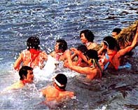 福井県美浜町・水中綱引き