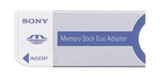メモリースティック デュオを標準サイズのメモリースティックスロットで使用できるアダプター