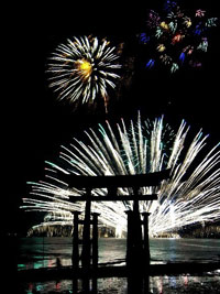 厳島神社大鳥居と花火