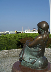 「赤い靴の女の子像」と氷川丸