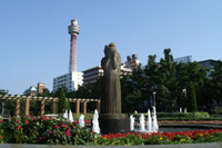 「水の守護神」とマリンタワー