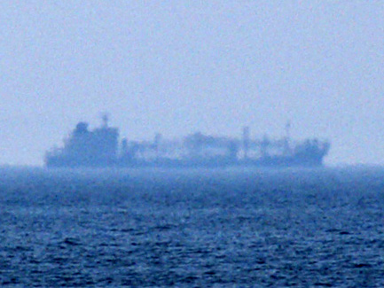 写真：蜃気楼 船の喫水線より上の部分が伸び上がって見える