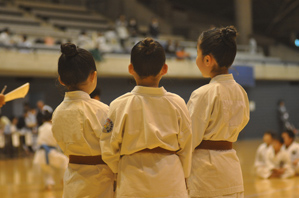 (4)低い位置からのアングル