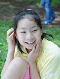 (2)銀色のレジャーシートの上