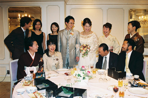 (1)談笑しているところ