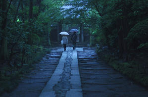 (4)傘を差した人物で雨のイメージを出す