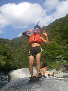 (3)下から見上げる角度で青空を背景にする