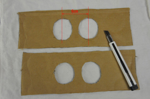 手順２ダンボールに穴を開ける