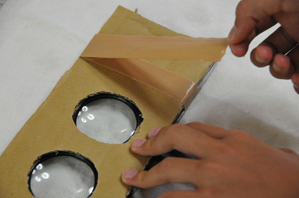 手順６ダンボールがはがれないようにしっかり貼る