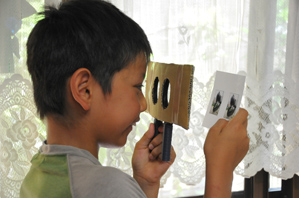 手順７虫眼鏡ごしに写真を見る