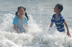 作例(1)波が寄せてきた瞬間を高速シャッターで撮る