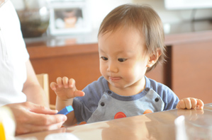 作例(1)おもちゃで表情を引き出す