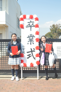 作例2 立て看板と並んで撮る