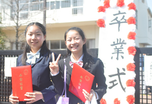 作例3 立て看板を背景にする