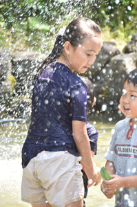 作例3噴水の水しぶきを前ボケに