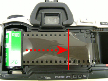 少しフィルムを引き出してから装填する