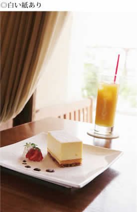 窓辺のケーキの写真白い紙有り