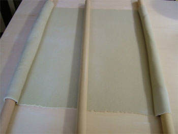 伸ばした蕎麦生地