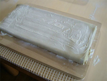 畳んだ蕎麦生地