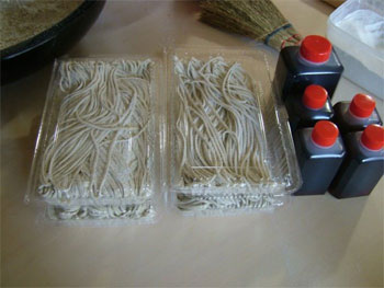 出来上がった蕎麦と麺汁