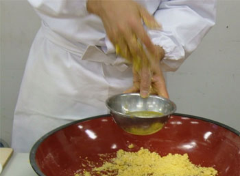 黄身に更科粉を加え、捏ねる様子