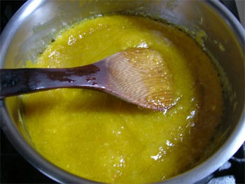 煮詰め始めた金柑