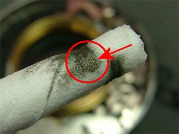 金属粉が混じったモリブデングリス