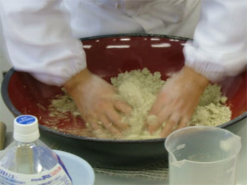 加水し、捏ねる