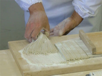 打ち粉を払う様子