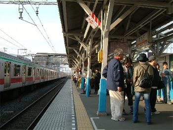 観桜帰りの駅のホーム
