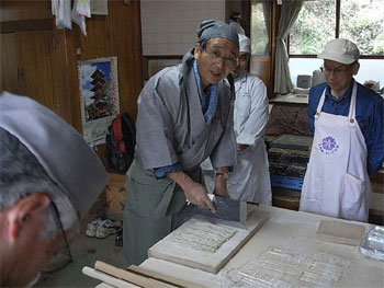 蕎麦友と共に蕎麦打ち