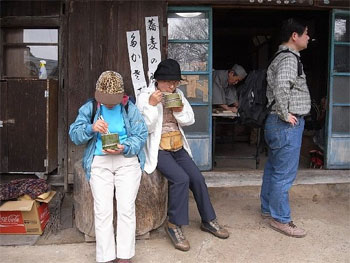 十割り蕎麦を味わうハイカー