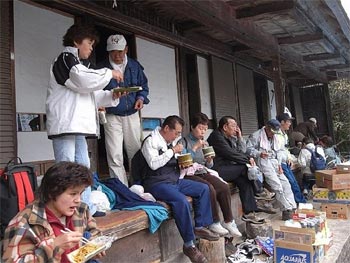 皆で蕎麦を食す