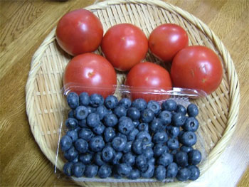 トマトとブルーベリー