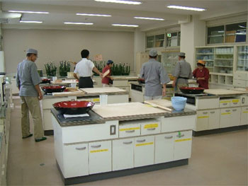 中学校で蕎麦打ち実習