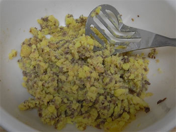 コロッケ作り３：ジャガイモを潰して混ぜる