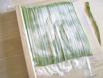 切り終えた茶蕎麦の生地