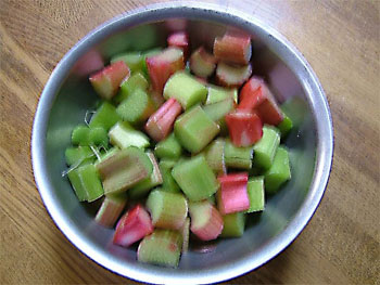 一口大に切ったルバーブ