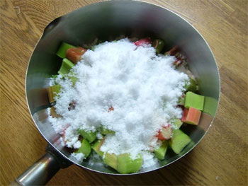 砂糖を入れ、ルバーブをかき混ぜる