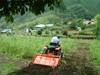 トラクターによる耕耘