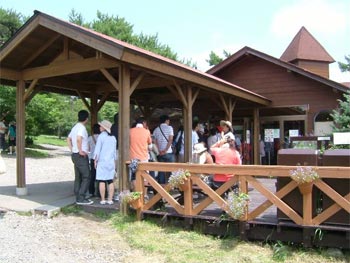 清泉寮名物「ジャージー乳ソフトアイス」を求める行列