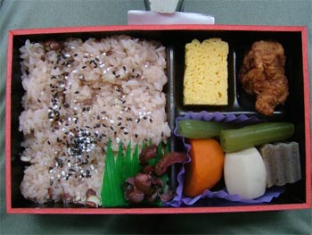 明大前駅内売店の赤飯弁当