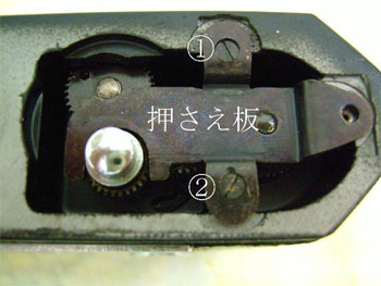 修理手順３：底カバーと押さえ板を外す