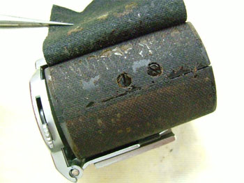 修理手順２：ネジが現れる場所まで擬皮を剥がす