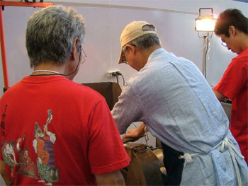 水砥石で刃立てをする様子